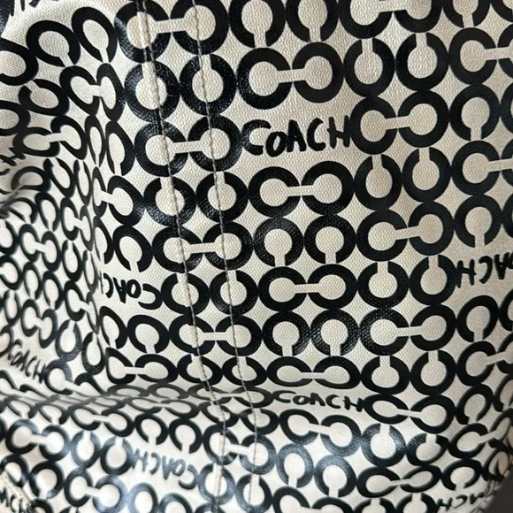 Coach crossbody or shoulder bag! Perfect size 13.5 “ tall x 14” wide. Vintage - Picture 3 of 6